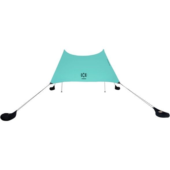 Neso Gigante Sunshade setup on a sunny beach with family