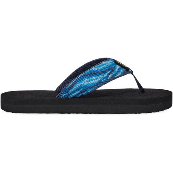 Kids flip-flops with recycled materials in bright blue and green designs