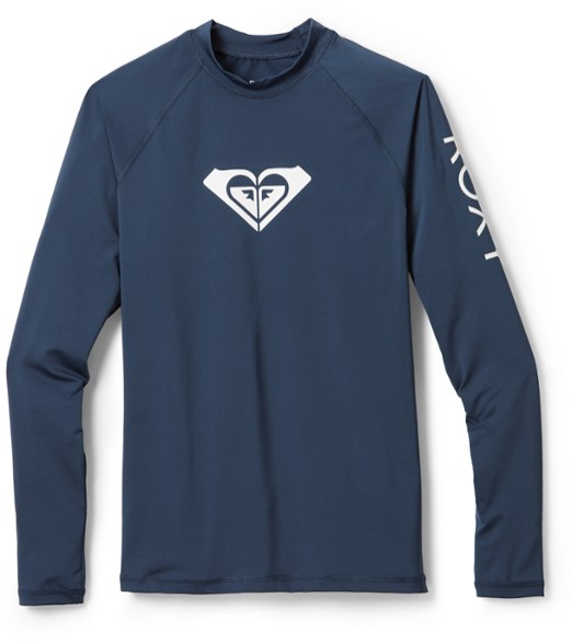 Women’s long sleeve UPF 50 rashguard in action during surfing, showcasing its flexibility and sun protection