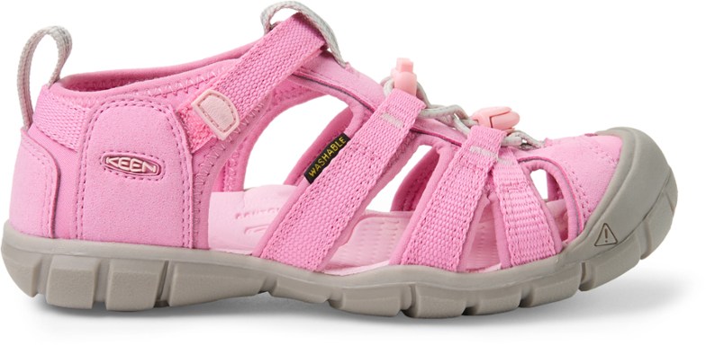 Keen Seacamp II multisport sandals for kids on grass, showcasing adjustable straps.