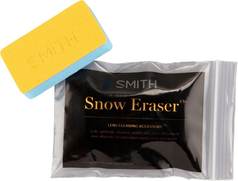 Smith Snow Eraser sponge cleaning ski goggles on the slopes