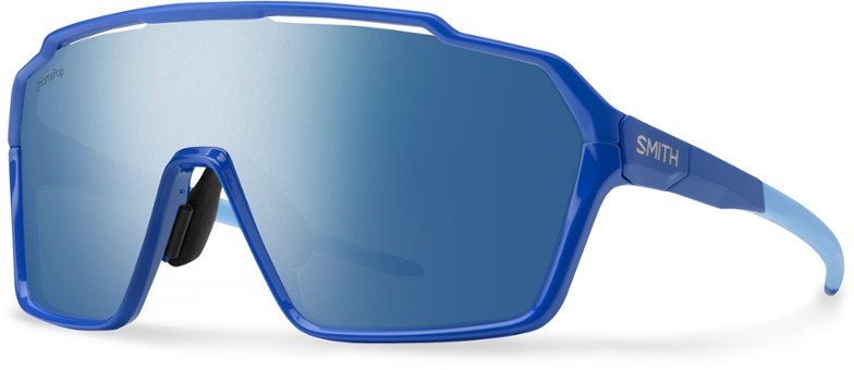 Front angle of the Shift Pro XL MAG with blue mirror photochromic sunglasses lens in natural light