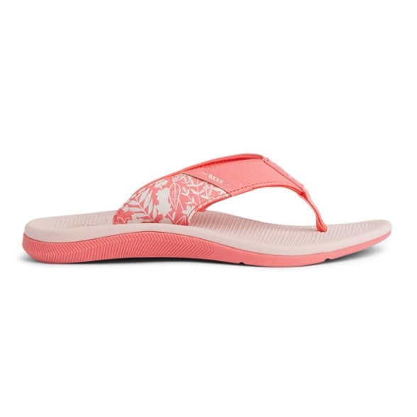 Child wearing Santa Ana kids flip flops at beach – shows bamboo texture detail