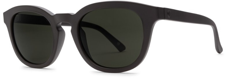 Bellevue polarized sunglasses on a woman outdoors, showcasing their stylish rounded design.