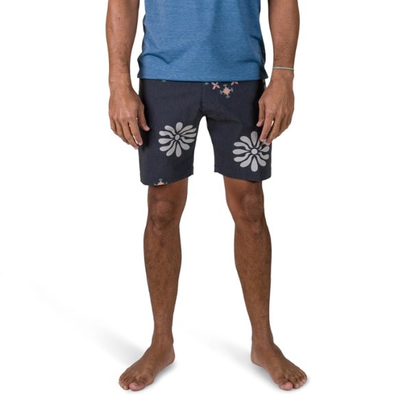 Front view of men's swim trunks in 17.5” cut, ideal for surfing or beach sports