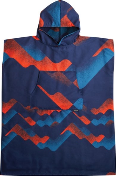Surfer changing in waterproof surf poncho with pockets on the beach