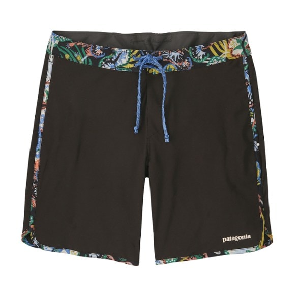 Hydropeak Side Shore men's 18-inch board shorts with quick-dry fabric on a sandy beach